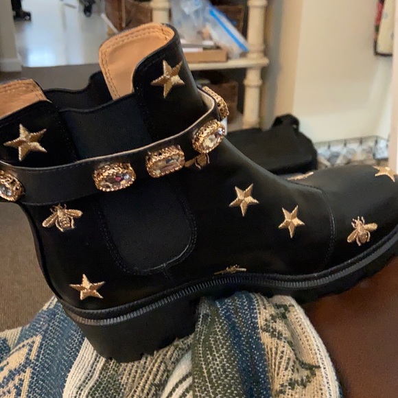 Embroidered leather ankle boot with one belt - Picture 6 of 15